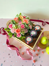 Cargar imagen en el visor de la galería, Caja Floral Primaveral con 3 Mermeladas Gourmet