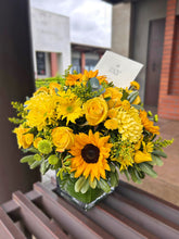 Cargar imagen en el visor de la galería, Arreglo con Variedad de Flores Amarillas