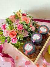 Cargar imagen en el visor de la galería, Caja Floral Primaveral con 3 Mermeladas Gourmet