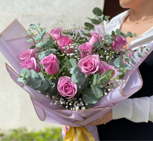 Cargar imagen en el visor de la galería, Ramo Elegante de Rosas Lilas y Eucalipto