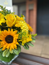 Cargar imagen en el visor de la galería, Arreglo con Variedad de Flores Amarillas