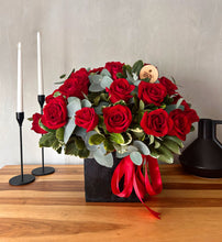 Cargar imagen en el visor de la galería, Arreglo Classic Roses Box