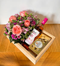 Cargar imagen en el visor de la galería, Caja Floral con Espumante Rosado y Finos Chocolates