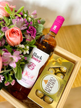 Cargar imagen en el visor de la galería, Caja Floral con Espumante Rosado y Finos Chocolates