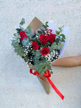 Cargar imagen en el visor de la galería, Ramo de 6 Rosas Mediano