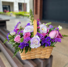 Cargar imagen en el visor de la galería, Arreglo Tipo Canasta en Tonos Lilas