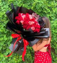Cargar imagen en el visor de la galería, Ramo de 80 Rosas con Corona