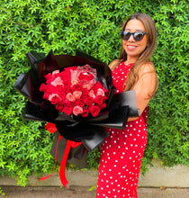 Cargar imagen en el visor de la galería, Ramo de 80 Rosas con Corona