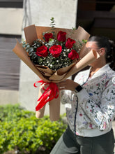 Cargar imagen en el visor de la galería, Ramo de 6 Rosas Mediano