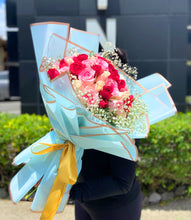 Cargar imagen en el visor de la galería, Ramo 100 Rosas Arcoíris
