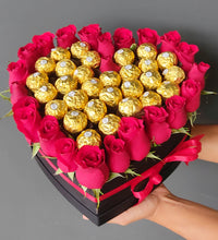 Cargar imagen en el visor de la galería, Arreglo con Rosas y Chocolates en Forma de Corazón