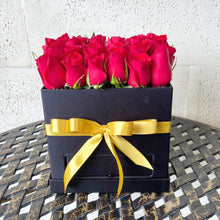 Cargar imagen en el visor de la galería, Arreglo de Rosas Rojas en Bella Caja con Chocolates
