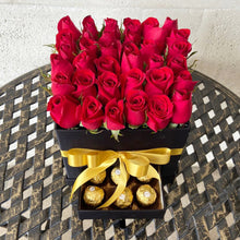 Cargar imagen en el visor de la galería, Arreglo de Rosas Rojas en Bella Caja con Chocolates