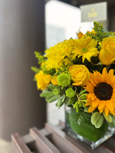 Cargar imagen en el visor de la galería, Arreglo con Variedad de Flores Amarillas
