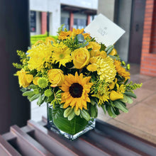 Cargar imagen en el visor de la galería, Arreglo con Variedad de Flores Amarillas

