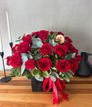 Cargar imagen en el visor de la galería, Arreglo Classic Roses Box
