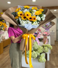 Cargar imagen en el visor de la galería, Ramo Gerberas Amarillas
