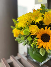 Cargar imagen en el visor de la galería, Arreglo con Variedad de Flores Amarillas
