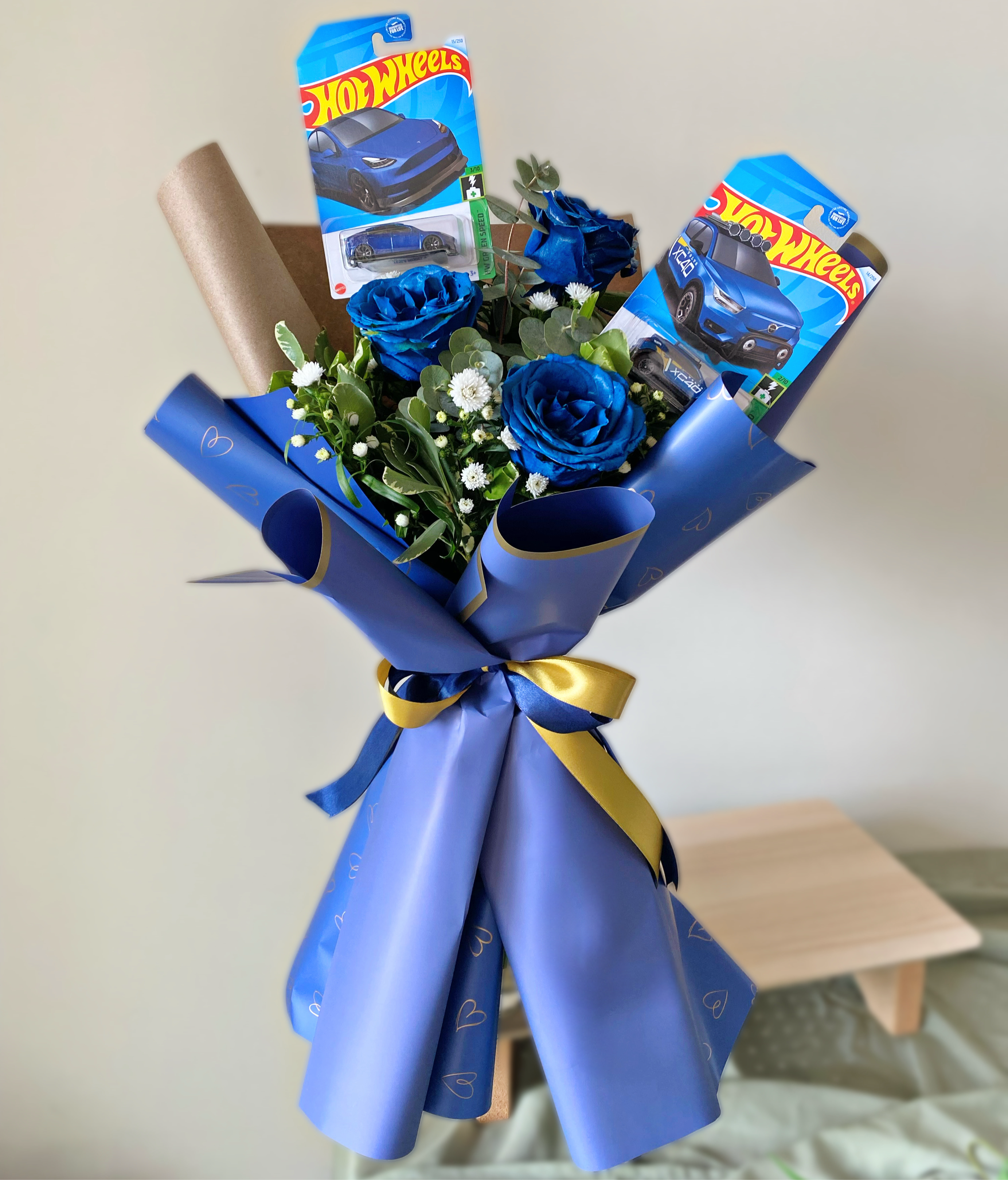 Ramo Hot Wheels Grande con Rosas Azules – Tesoro Floral