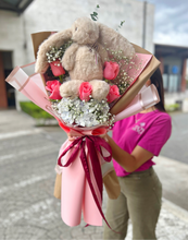 Cargar imagen en el visor de la galería, Ramo Tierno Conejito Floral
