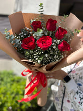 Cargar imagen en el visor de la galería, Ramo de 6 Rosas Mediano
