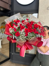 Cargar imagen en el visor de la galería, Ramo Grande de 24 Rosas Rojas
