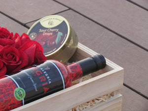 Caja Floral con Sangría, Rosas Rojas y Finos Dulces