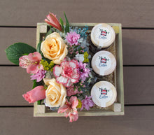 Cargar imagen en el visor de la galería, Caja Floral Primaveral con 3 Mermeladas Gourmet

