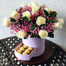 Cargar imagen en el visor de la galería, Arreglo de Rosas Blancas en Bella Caja con Chocolates

