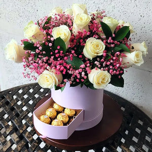 Arreglo de Rosas Blancas en Bella Caja con Chocolates