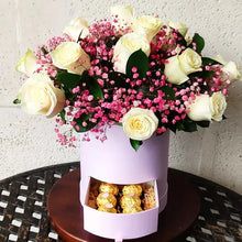 Cargar imagen en el visor de la galería, Arreglo de Rosas Blancas en Bella Caja con Chocolates
