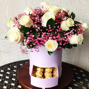 Arreglo de Rosas Blancas en Bella Caja con Chocolates