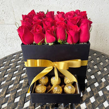 Cargar imagen en el visor de la galería, Arreglo de Rosas Rojas en Bella Caja con Chocolates
