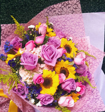 Cargar imagen en el visor de la galería, Ramo de Rosas y Girasoles Lluvia de Colores

