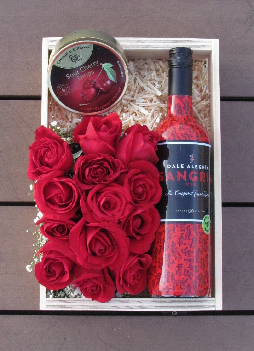 Caja Floral con Sangría, Rosas Rojas y Finos Dulces